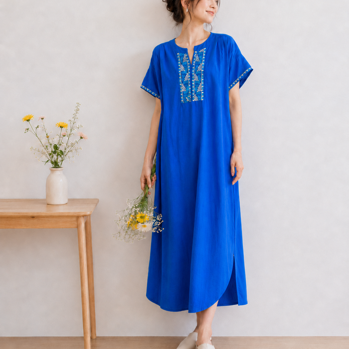 刺繍のインド綿リラックスワンピースを着た女性｜UNIQKY