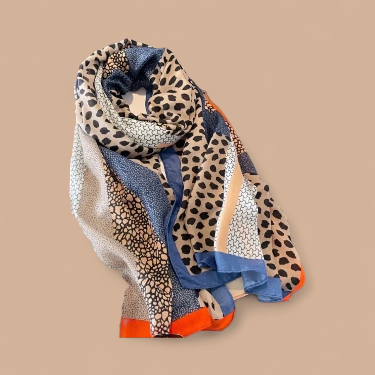 シンプルコーデを華やかにするアクセントストール
