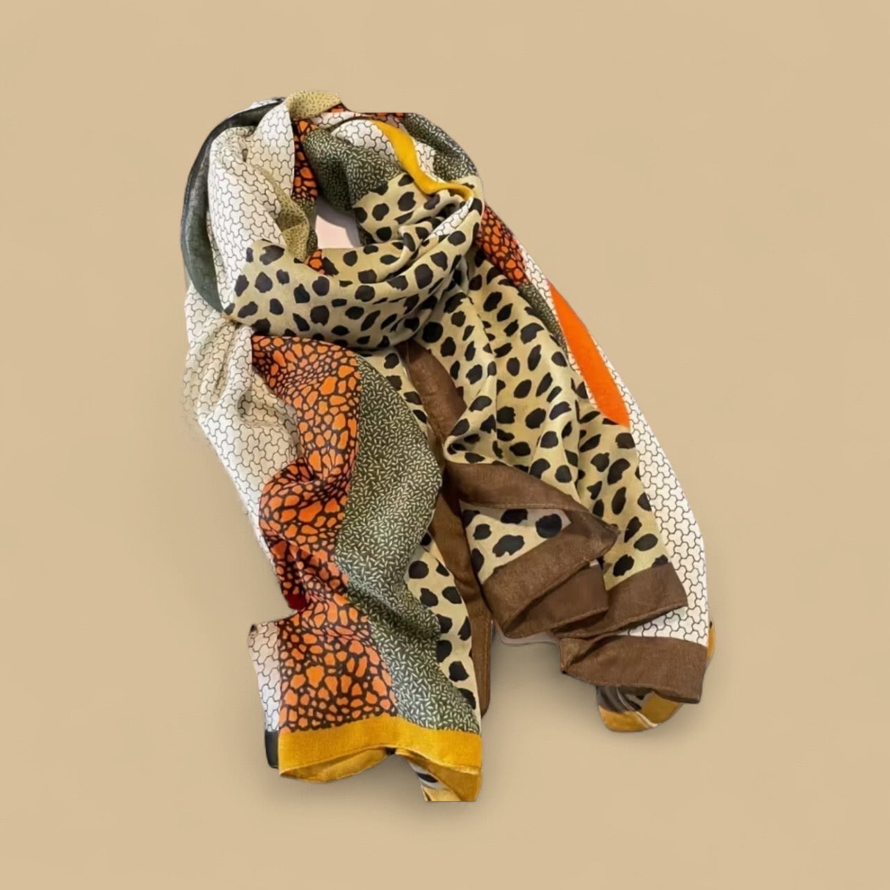 シンプルコーデを華やかにするアクセントストール
