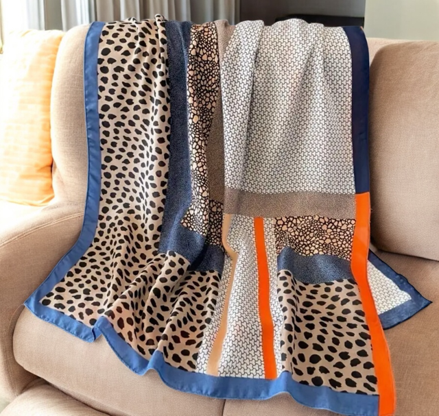 アニマル柄とカラーブロックの大判ストール