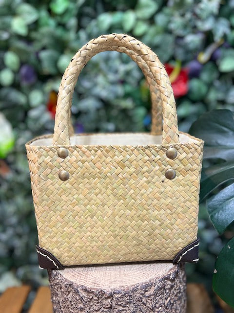 ナチュラル刺繍ミニカゴバッグ