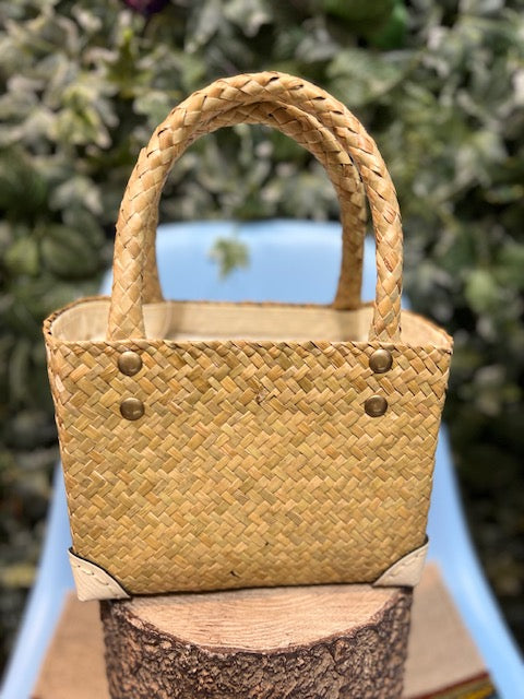 ナチュラル刺繍ミニカゴバッグ