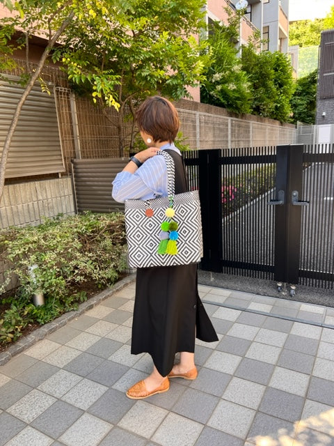 メルカドバッグ 肩掛け、メルカドトートバッグ 柄シリーズ ポンポンチャーム付き/ M5色