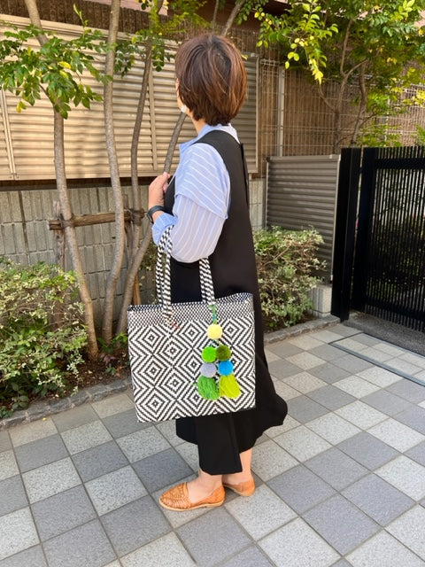 メルカドバッグ 肩掛け、メルカドトートバッグ 柄シリーズ ポンポンチャーム付き/ M5色