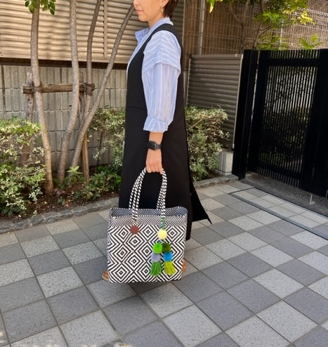 メルカドバッグ 肩掛け、メルカドトートバッグ 柄シリーズ ポンポンチャーム付き/ M5色