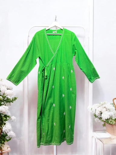 インド綿刺繍カシュールドレスを展示しているパープルカラーの夏服
